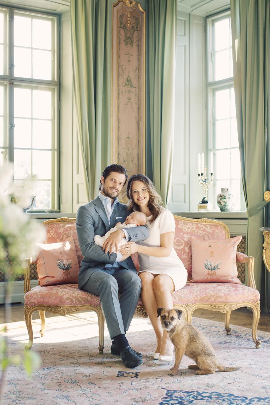 Fünf neue zuckersüße Familienbilder veröffentlichte das Schwedische Königshaus am 13. Mai, Carl Philips 37. Geburtstag. Mit dem Baby-Prinzen Alexander (ein Monat) auf dem Arm posieren Sofia und ihr Mann in ihrem neuen Zuhause, Schloss Drottningholm. Auch Border Terrier Siri darf auf dem Familienbild nicht fehlen.