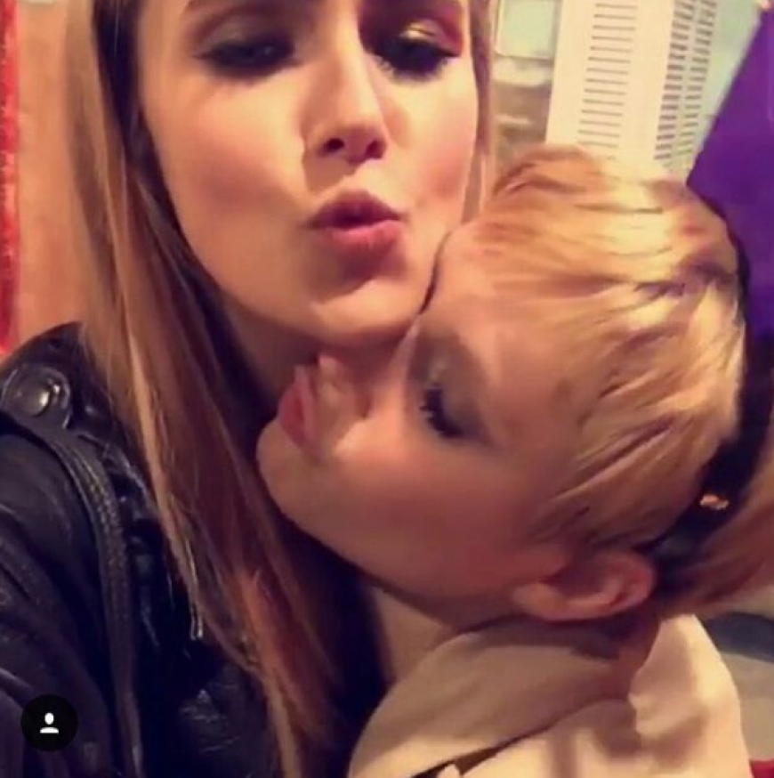 Alles nur Spaß, oder sind Elena Carrière und Kim Hnizdo wirklich zusammen?