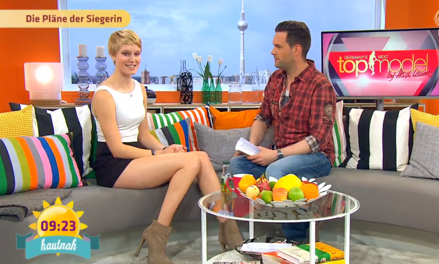 Kim Hnizdo war heute, 17. Mai, zu Gast im Sat.1-Frühstücksfernsehen - und wurde prompt auf die Liebes-Gerüchte um Elena Carrière angesprochen.