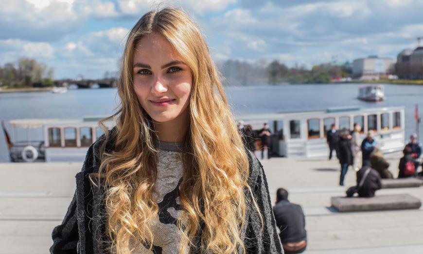 Die zweitplatzierte Elena Carrière scheint über den Ausgang der Castingshow nicht allzu enttäuscht.