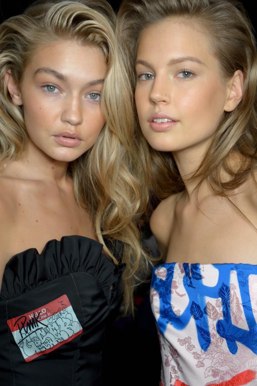 Gigi Hadid und ihre Modelkollegin Elisabeth Erm (r.) kennen die Zuckersprays schon und nutzen sie für ihre Mähnen.