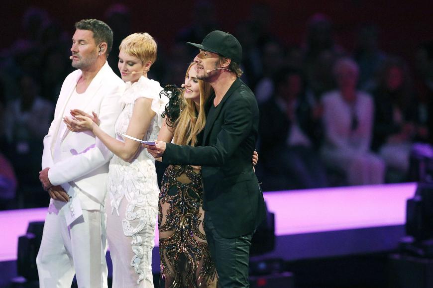 Im GNTM-Finale kämpfte Juror Thomas Hayo bis zuletzt für seinen Schützling Elena Carrière (2.v.r.). Das Rennen machte dann aber doch Kim Hnizdo (2.v..).
