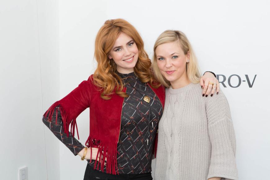 Farbkontrast: IN-Beauty-Redakteurin Simone Kalus traf Palina Rojinski in Berlin.