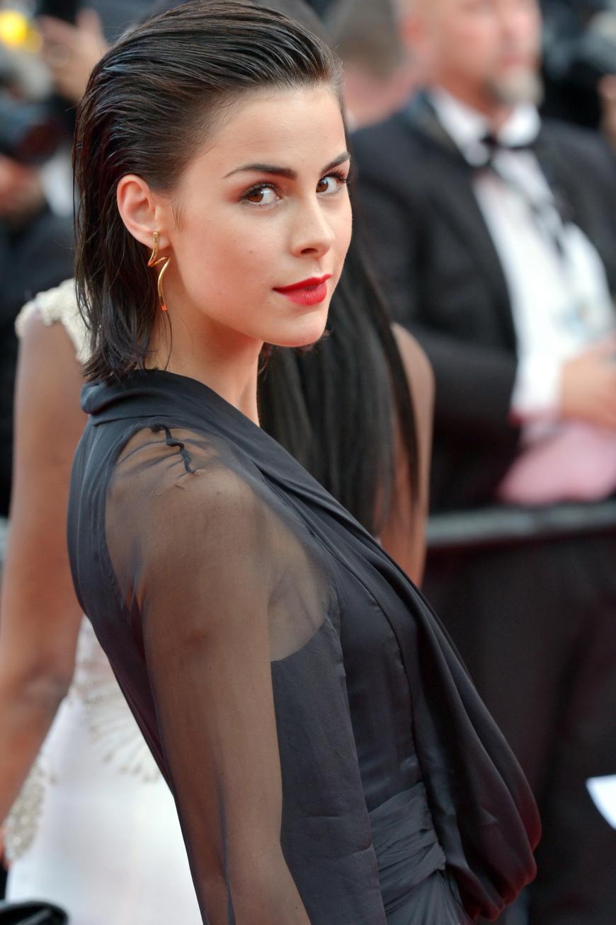 Lena Meyer-Landrut setzt bei ihrem Look auf einen roten Schmollmund.
