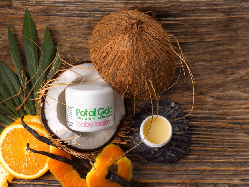 Der Babyskinbalm von Pot of Gold ist nicht nur etwas für die Kleinsten, sondern auch für die zarte Haut der Mamas und lässt sie noch mehr strahlen. 50 g, rund 27 Euro.