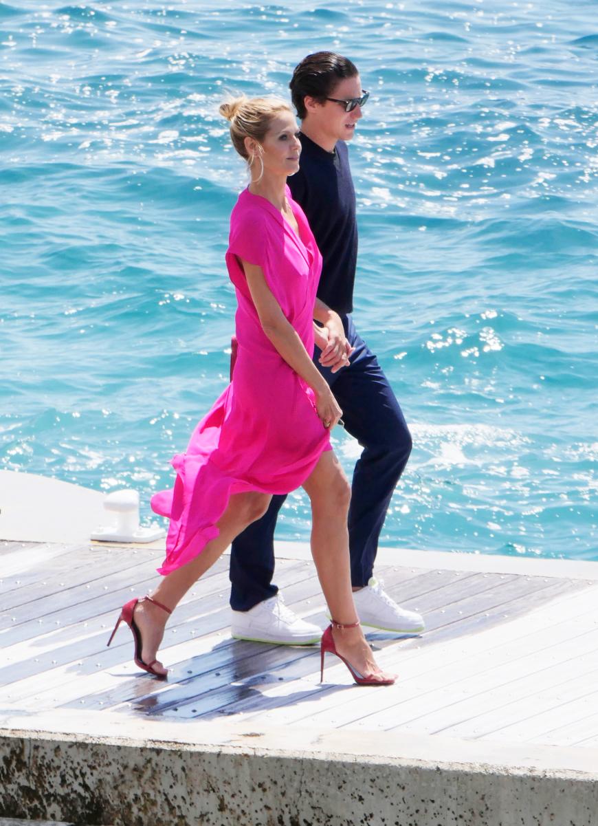 Heidi Klum und Vito Schnabel halten einen Tag zuvor Händchen auf dem Weg zum wartenden Boot am Steg ihres Hotels in Antibes.