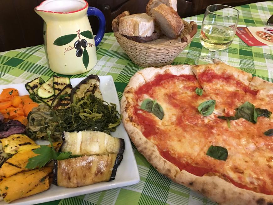 Die leckerste Pizza auf der Strecke von Neapel an die Amalfiküste findet ihr bei „Pizzeria da Peppe e Daniele