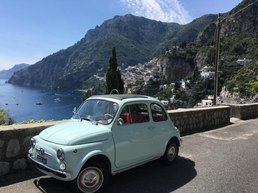 Wahnsinn, wie beliebt die süßen Fiat 500 hier sind. Wirklich gefühlt alle 200 Meter steht so ein Auto in den buntesten Farben.