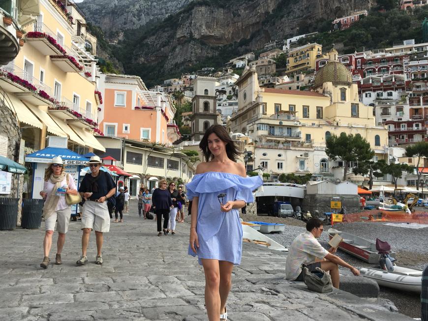 Positano ist eine beeindruckende Stadt, die man unbedingt gesehen haben sollte. Mein Tipp: Übernachtet lieber in einem der Nachbarorte. Positano selbst ist nämlich absoluter Touri-Ort und daher mega teuer.