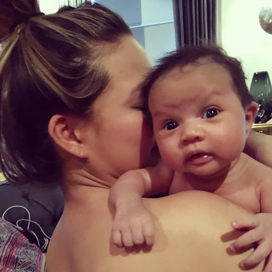 Zuckerschock! Wir sind mindestens genauso verliebt in Baby Luna wie ihre Eltern Chrissy Teigen und John Legend.