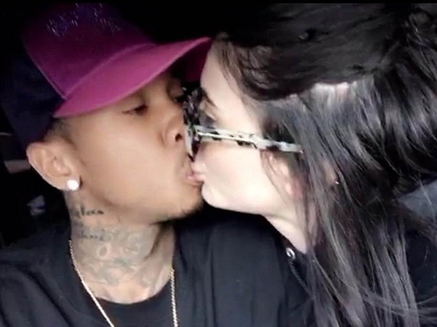Laut Medienberichten sei das intime Video heute 30 Minuten auf der Homepage des Rappers zu sehen gewesen.