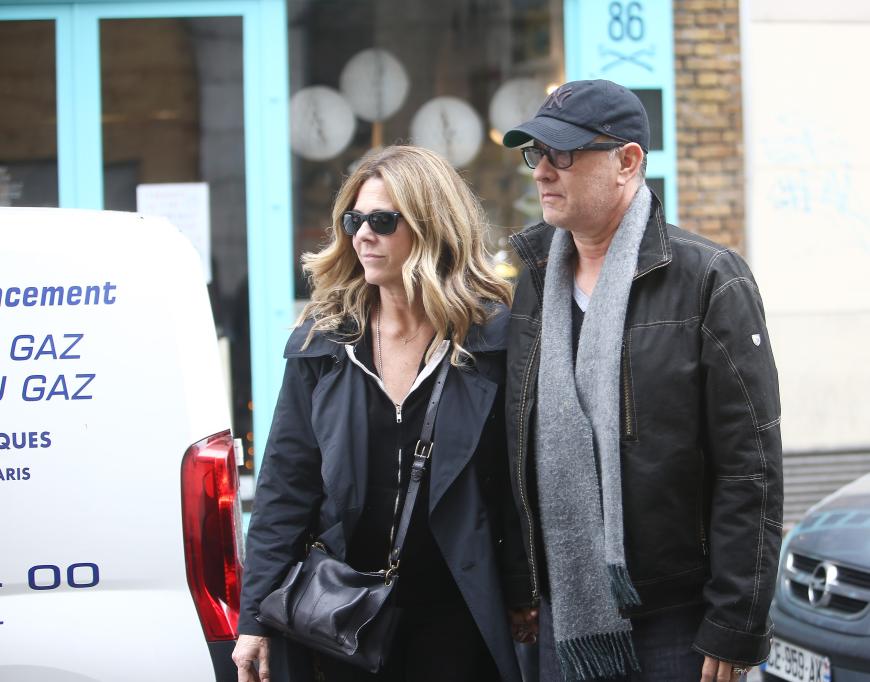 Bonjour! Tom Hanks schlendert unter seiner Baseballcap versteckt mit seiner Familie und Frau Rita Wilson gemütlich durch Paris.