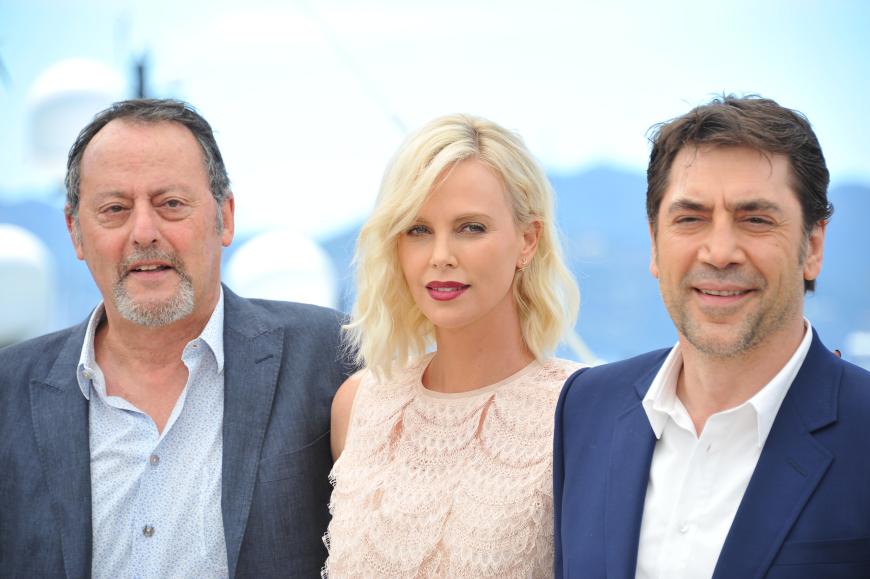 Charlize Theron posierte an der Seite von Javier Bardem (r.) und Jean Reno - mit Sean Penn ließ sie sich nicht fotografieren.