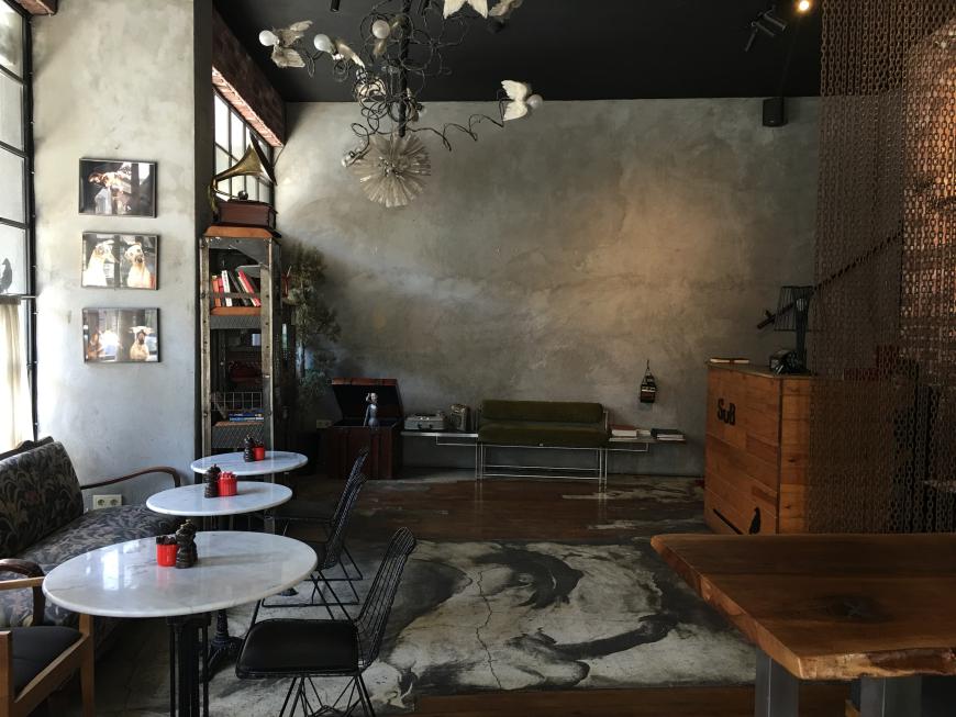 Das Sub Karakoy Hotel ist kein großes Hotel, aber dafür umso stylischer und super gelegen! Hier sieht man die Liebe zum Detail. Der Empfangsbereich ist wirklich sehr cool eingerichtet! subkarakoy.com