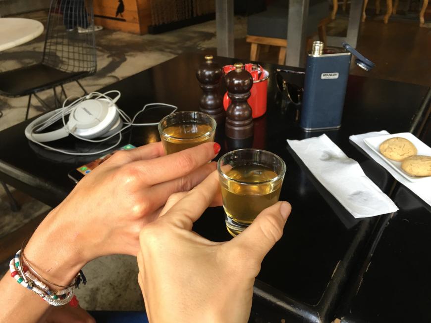 Wenn die Türken etwas sind, dann wirklich sehr gastfreundlich! Unser Hotel hat uns erst mal das Nationalgetränk