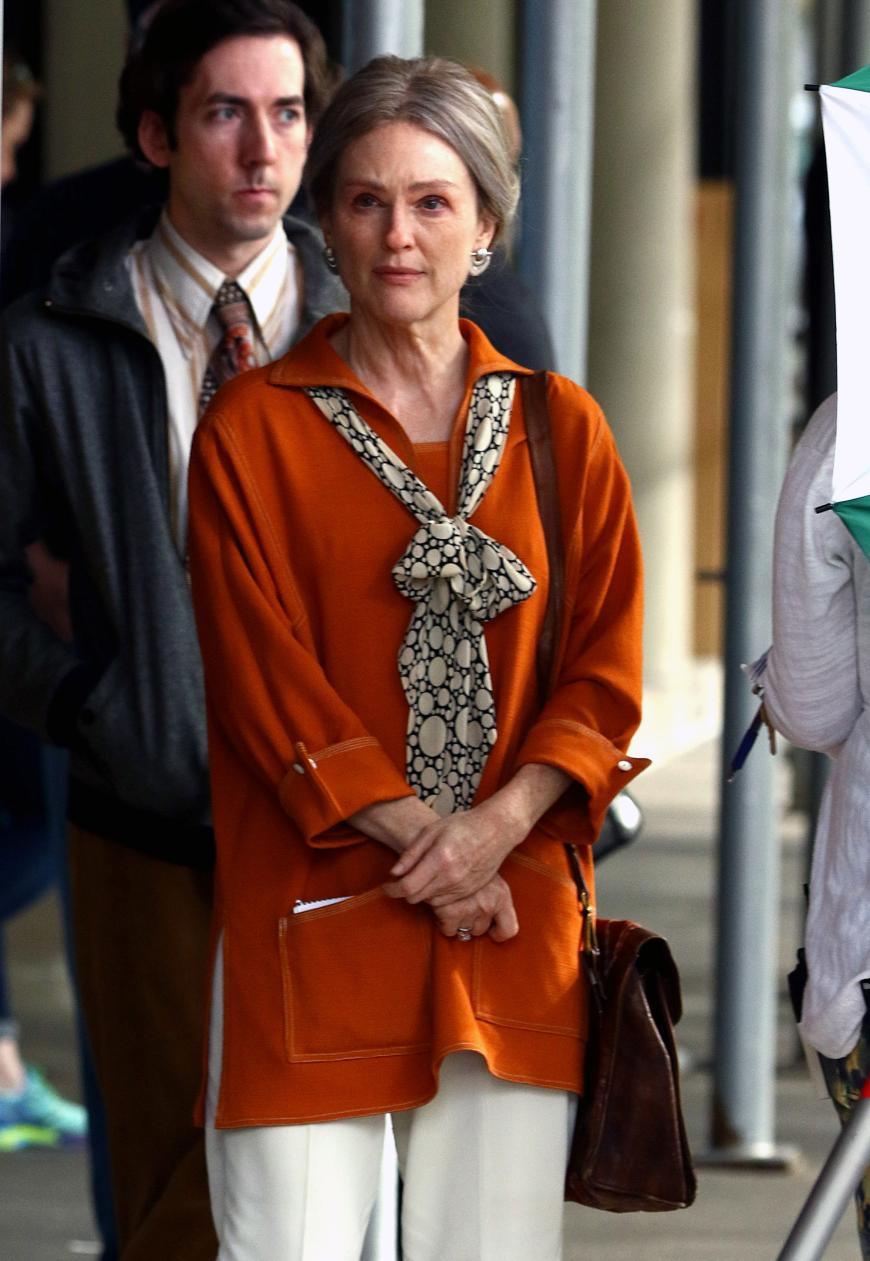 Kaum hätten wir sie wiedererkannt: Die ältere Dame ist tatsächlich Julianne Moore am Filmset ihres neuen Streifens
