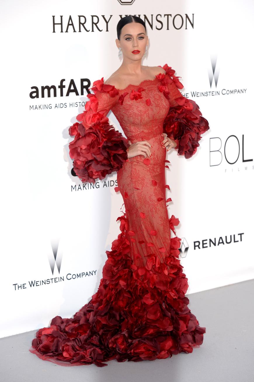 Ein bisschen wie ein kaputter Rosenstrauß sah Katy Perry in dem roten Fummel aus Spitze mit Mega-Ärmeln aus.