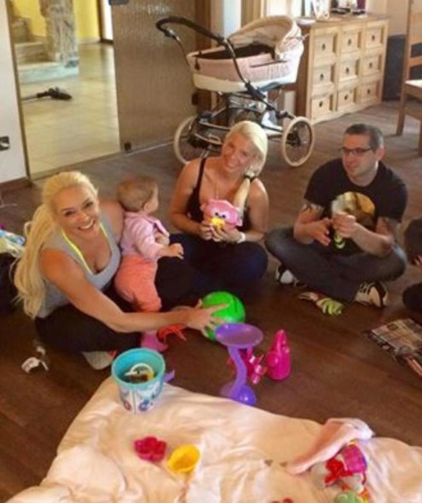 Ein ganz besonderes Familienfoto: Daniela Katzenberger zeigt ihren älteren Bruder Tobias. Gemeinsam spielen sie mit Schwester Jennifer und Baby Sophia.