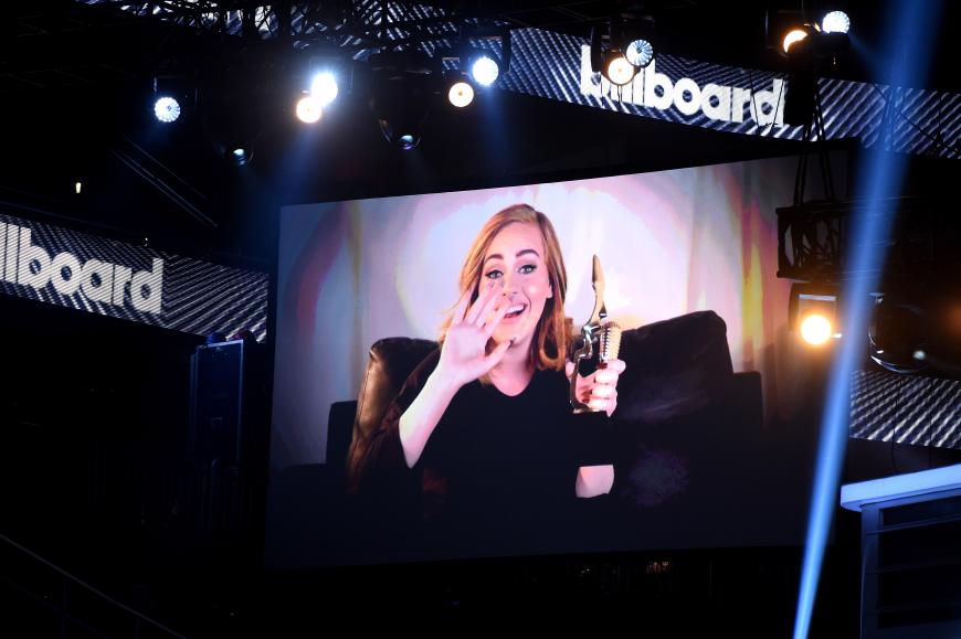 Bei den Billboard Music Awards 2016 feierte Adele Premiere mit ihrem neuen Musikvideo und räumte insgesamt vier Preise ab.