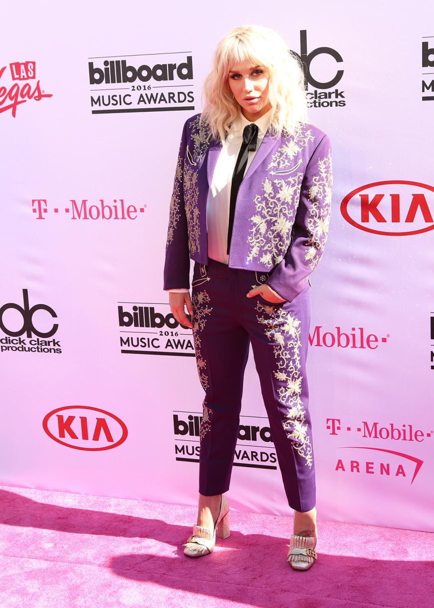 Auch kaum erkannt: Kesha im eleganten Blumenanzug.