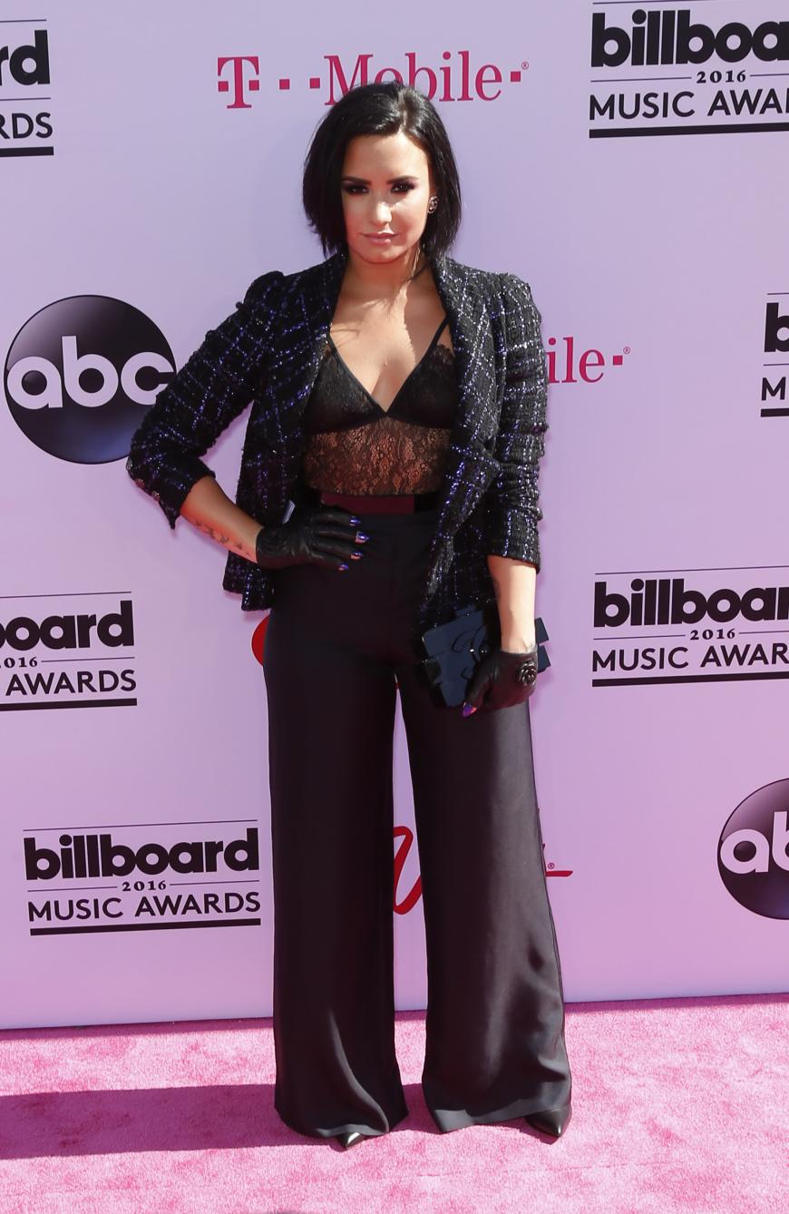 Demi Lovato hat sich ihren Lederhandschuh-Look vielleicht von Michael Jackson abgeguckt. Auch der Rest des Outfits ist nicht allzu schön.