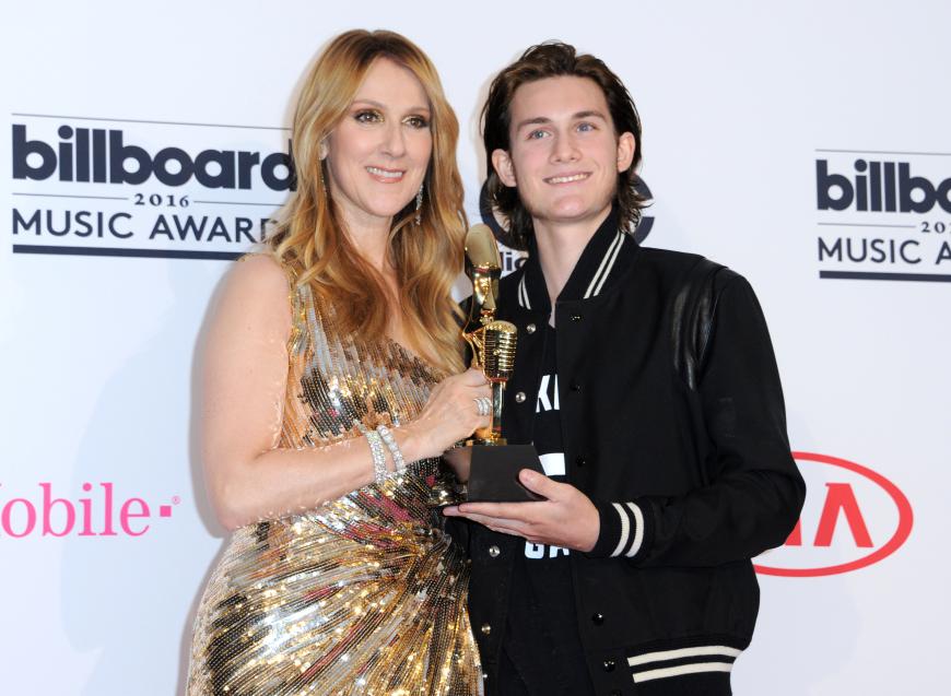 Celine Dion bekam den Billboard Music Award als Musik-Ikone verliehen, unterstützt wurde sie dabei von ihrem Sohn René-Charles.