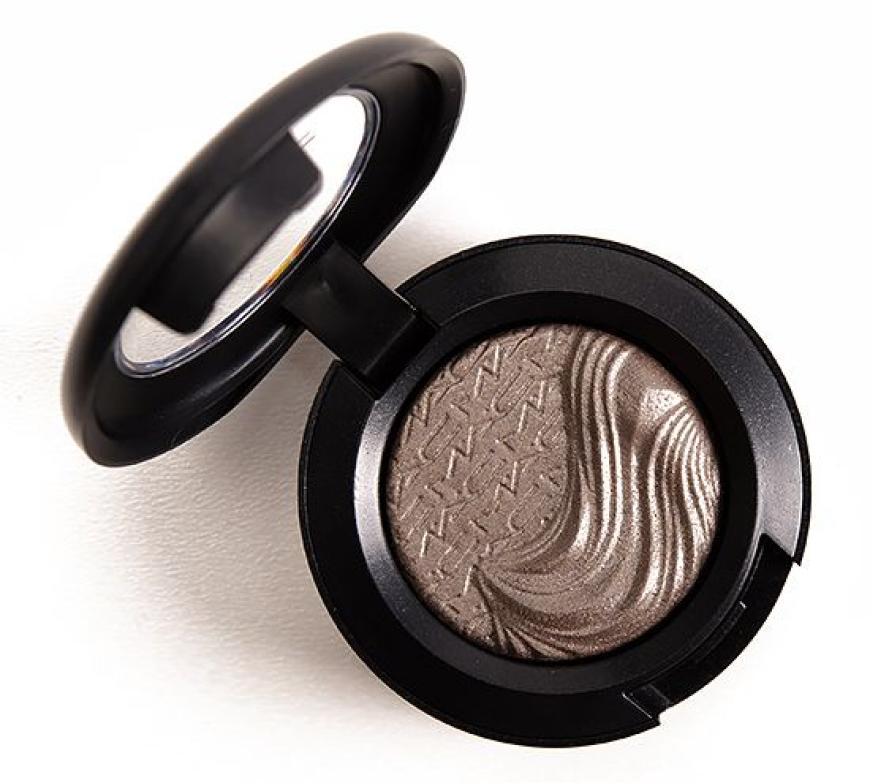 „Extra Dimension“-Lidschatten von Mac, pudrig, in „Silver Dawn“, ca. 24 Euro