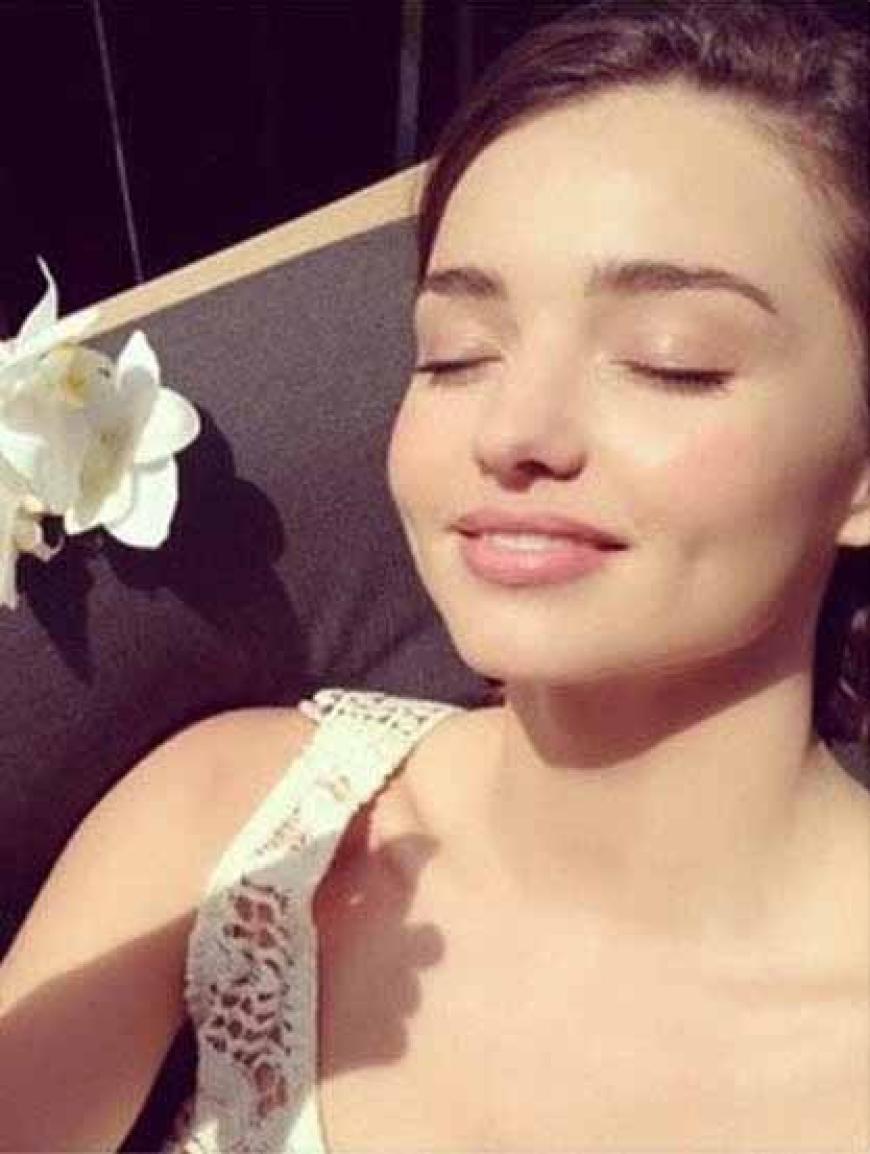 „Bei geschwollenen Augen lege ich Rosenblätter darauf“, verrät Miranda Kerr.