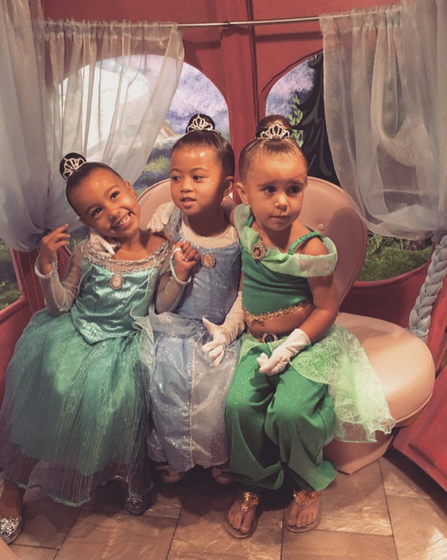 North liebt es, sich zu verkleiden. Noch mehr Spaß macht es natürlich, wenn Cousine Penelope und eine Freundin dabei sind.