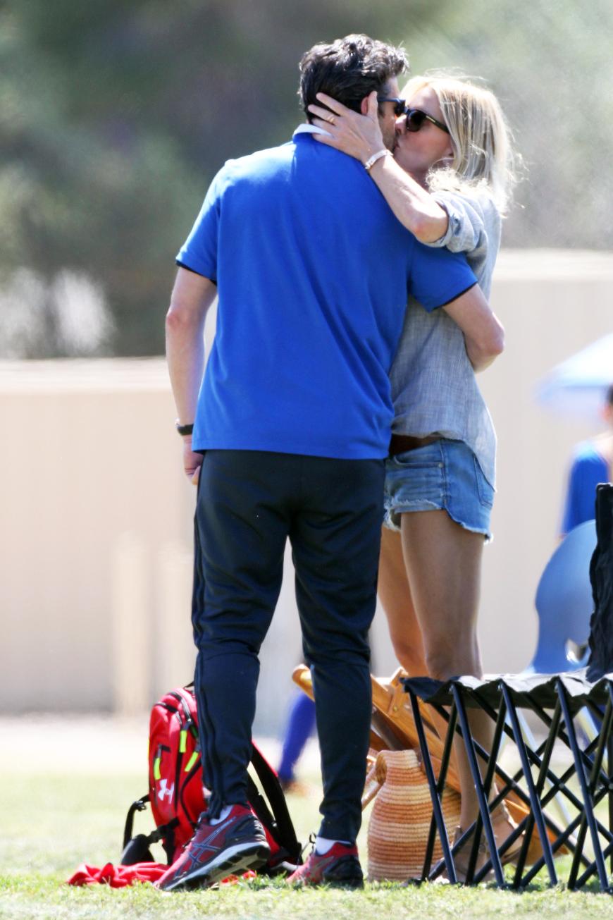 Patrick Demspey und Jillian Fink knutschen am Spielfeldrand.
