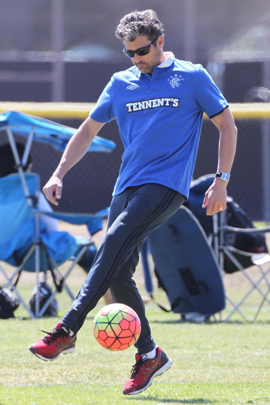 Patrick Dempsey beweist sein Talent am Ball.