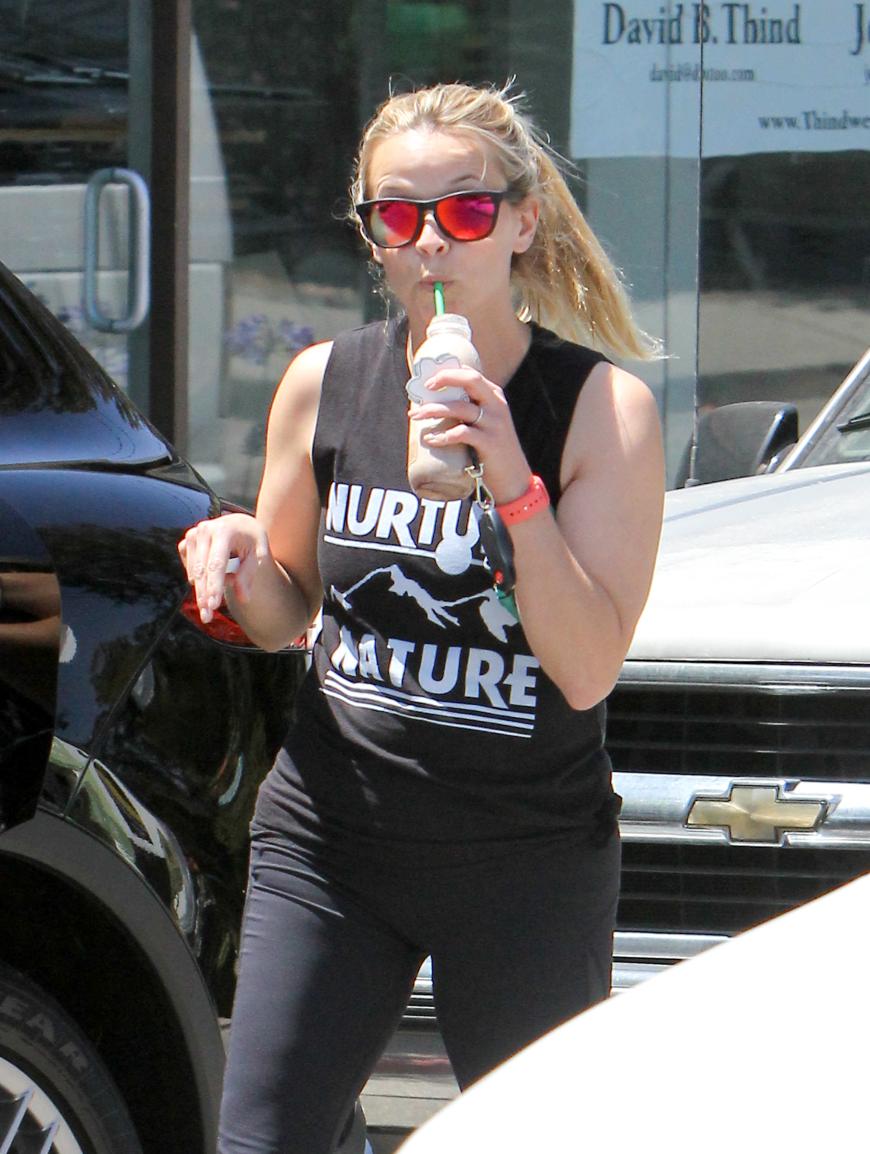 Oscar-Preisträgerin Reese Witherspoon gönnt sich nach dem Sportkurs in Los Angeles eine kühle Erfrischung.