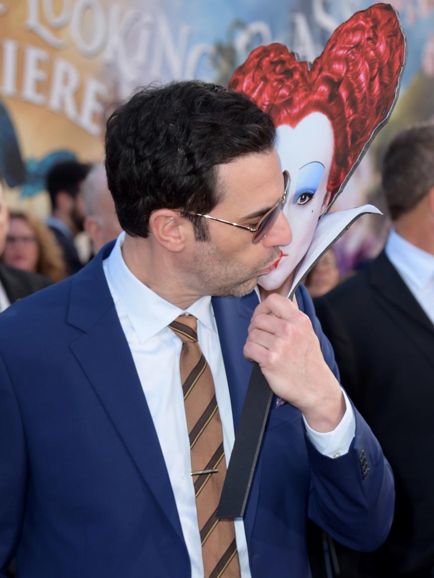 Sacha Baron Cohen knutscht mit einem Bild der „Roten Königin