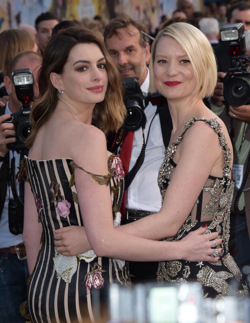 Anne Hathaway und Mia Wasikowska