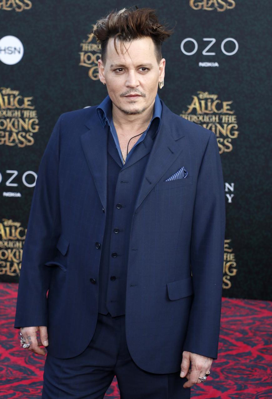 Johnny Depp kam zur Premiere mit neuer Strubbel-Frisur.
