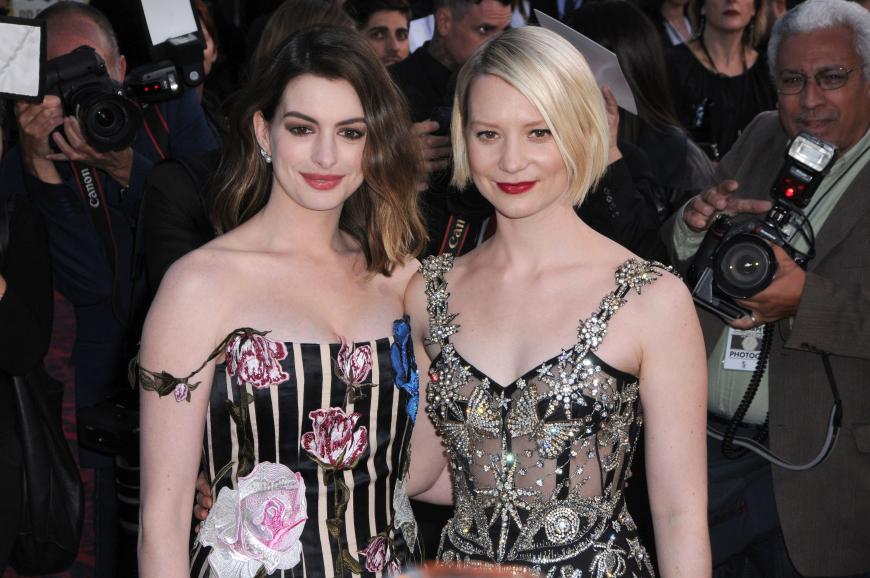 Anne Hathaway und Mia Wasikowska geben ein zauberhaftes Duo ab.