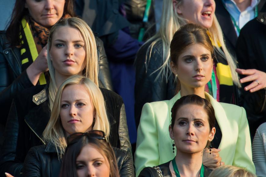 Als Glücksfee drückt sie ihrem Liebsten von der Tribüne aus die Daumen.