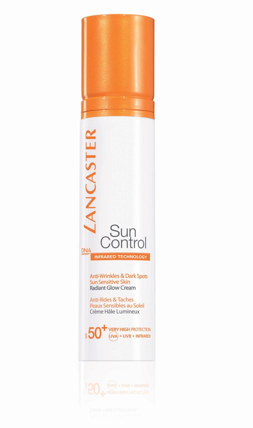 Fürs Gesicht: „Sun Control Anti-Wrinkle & Dark Spots Sun Sensitive Skin Radiant Glow Cream SPF 50+“ von Lancaster, ca. 49 Euro