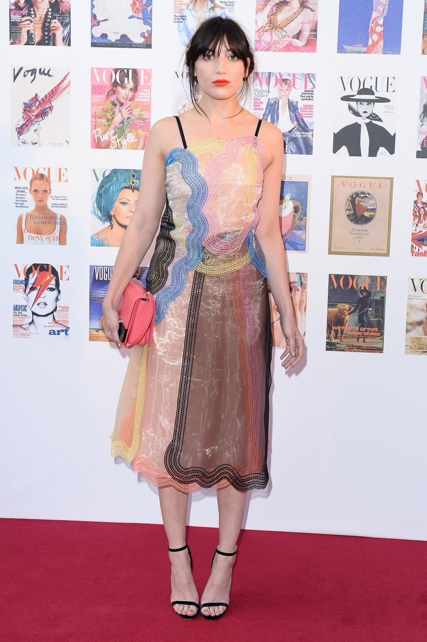Daisy Lowe kombinierte zarte Riemchen-Stielettos zum Organza-Dress.