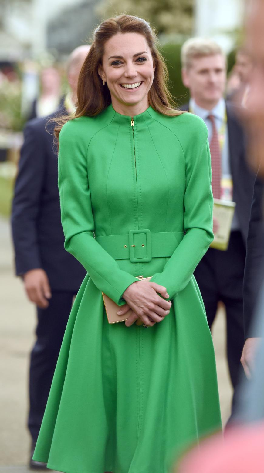Da wird man glatt grün vor Neid! In einem knalligen Mantelkleid von Catherine Walker stahl Herzogin Kate bei der Chelsea Flower Show in London mal wieder allen die Show.