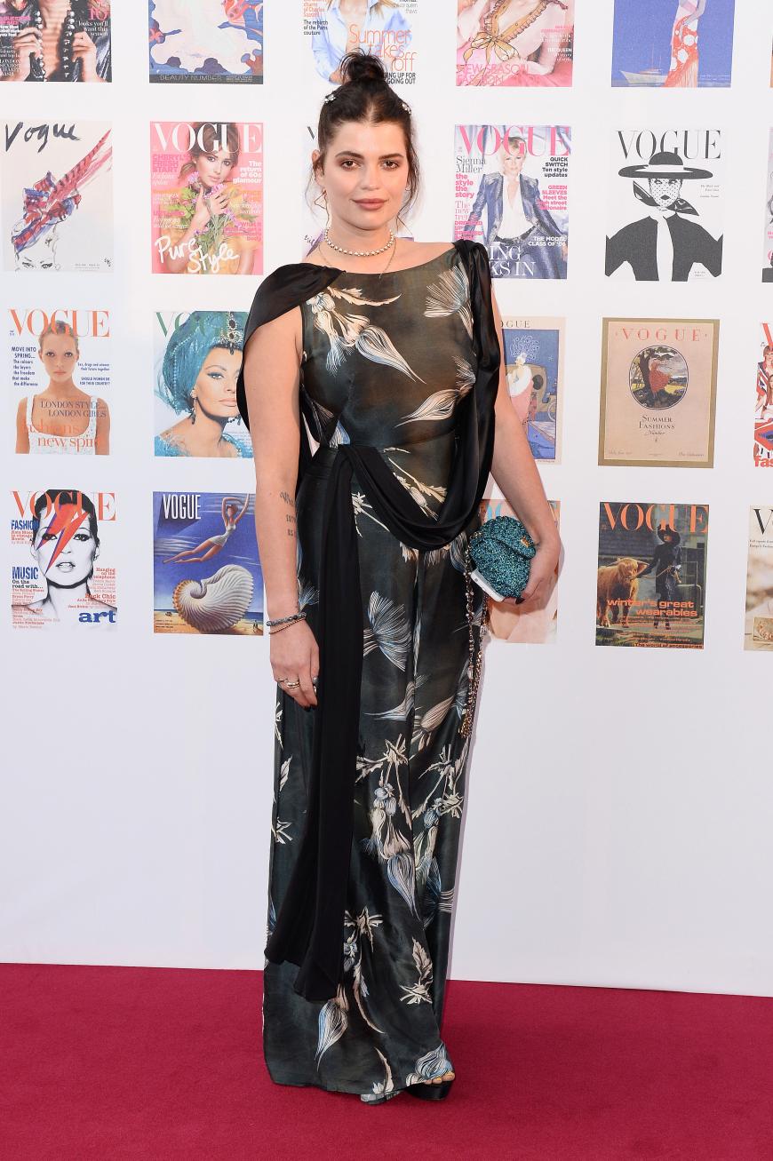 Pixie Geldoff wählte ein langes, fließendes Kleid mit Print.