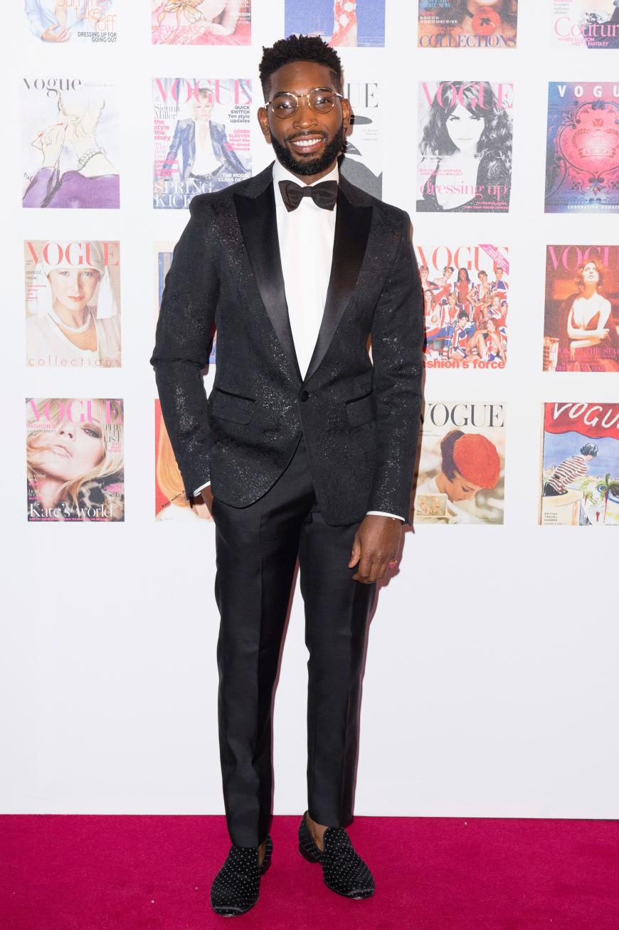 Wie schon David Gandy bewies auch Rapper Tiny Tempah Stilgefühl im schwarzen Smoking mit gewebtem Muster und Slippern.