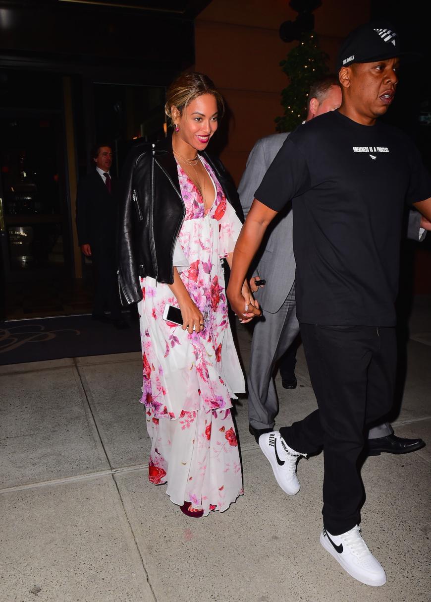 Beyoncé strahlt über das ganze Gesicht.