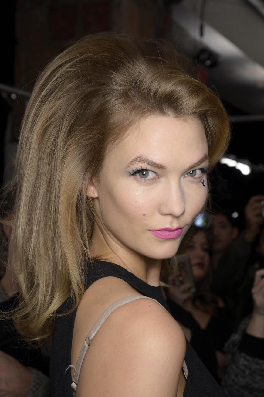 Auch Model Karlie Kloss trägt die neue voluminöse Trend-Frisur.