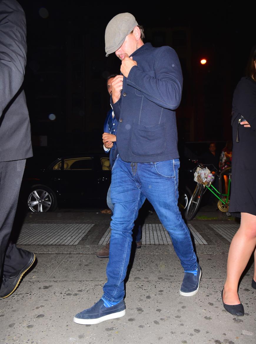 Wenige Minuten später trifft auch Leonardo DiCaprio vor dem Club ein und versteckt sein Gesicht unter seiner Schiebermütze.
