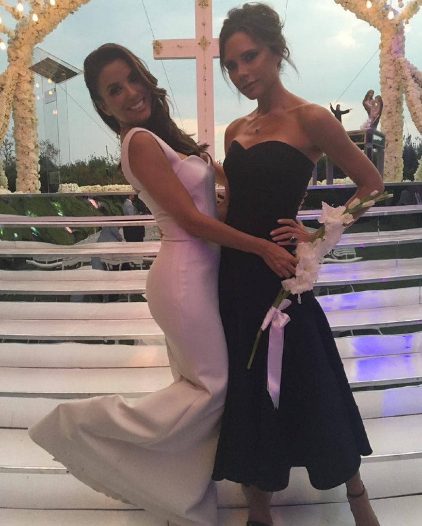 Eva Longoria posiert mit ihrer Freundin Victoria Beckham, die gleichzeitig ihr Brautkleid entworfen hat.