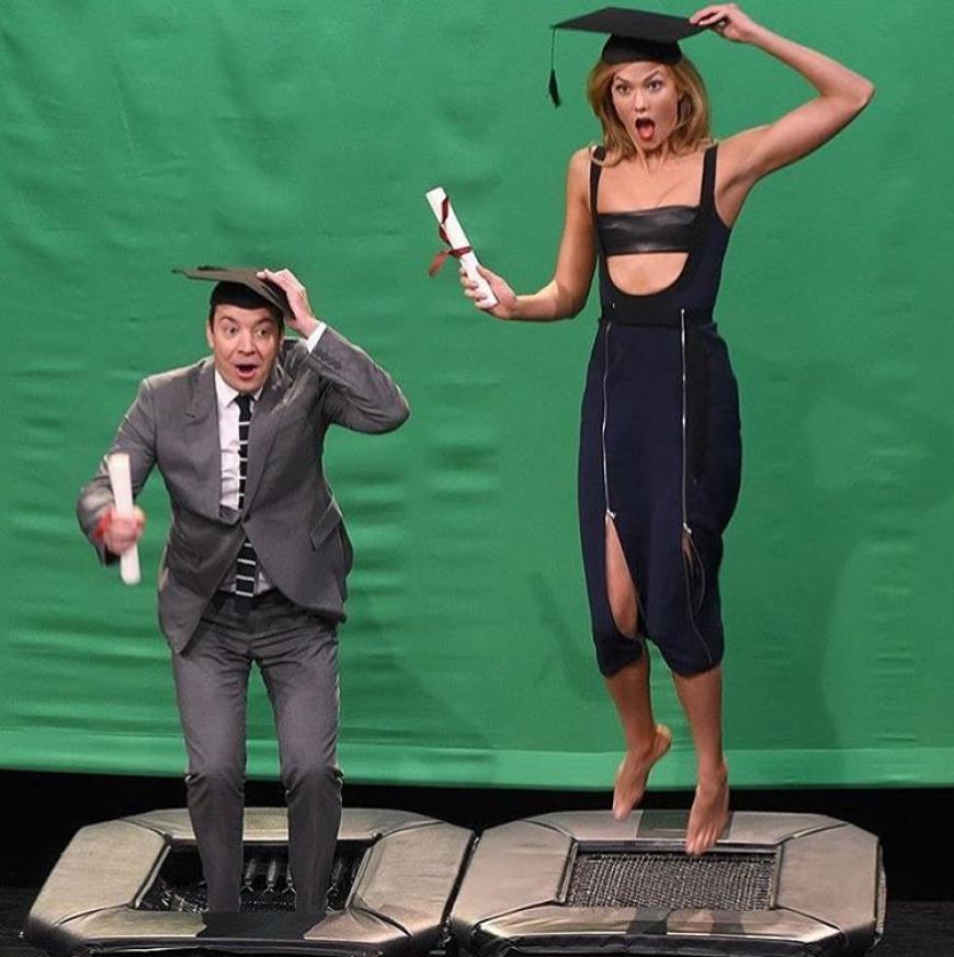 So sieht es also aus, wenn ein Supermodel einem Super-TV-Host ihren Job näher bringt. Karlie Kloss und Jimmy Fallon haben offensichtlich eine Menge Spaß zusammen.