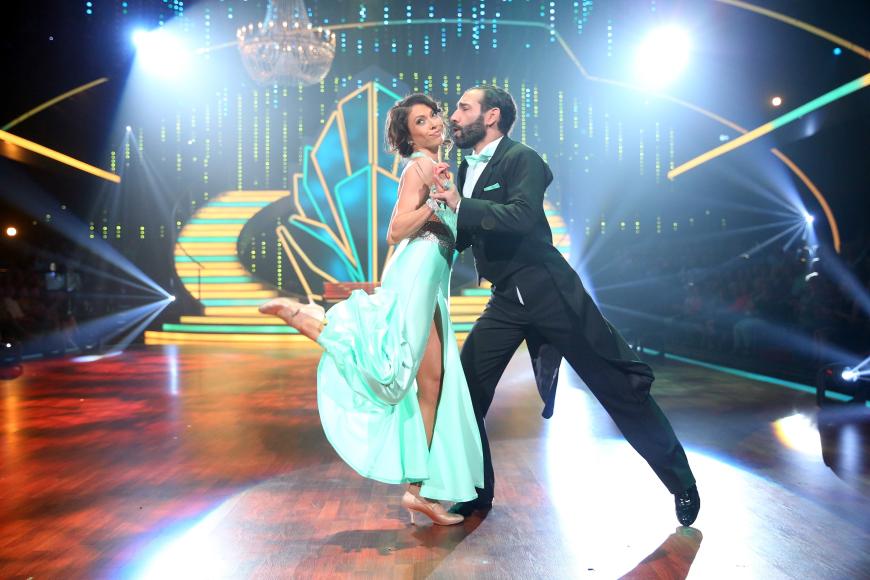 Schauspielerin Jana Pallaske und Massimo Sinató zeigen im Halbfinale einen Contemporary und einen Paso Doble.