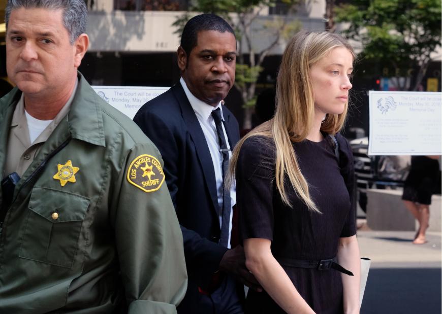 Amber Heard beim Verlassen des Gerichts am Freitag, 27. Mai. Sie wirkt deutlich mitgenommen und abgekämpft.