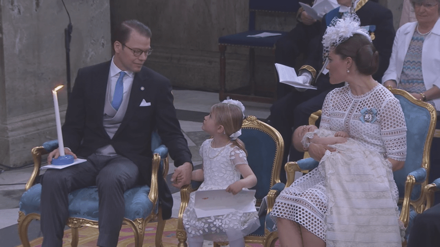 Prinz Daniel versucht die kleine Estelle bei Laune zu halten.